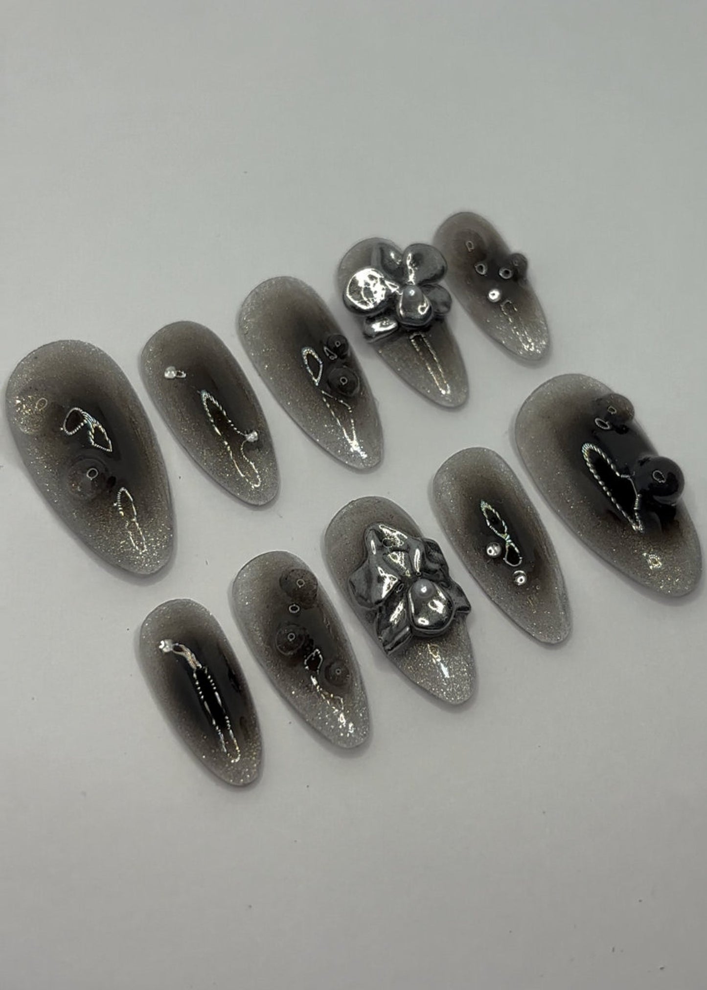 Black Chrome Elegance Press-On Nails / Metallic Noir Nail Set